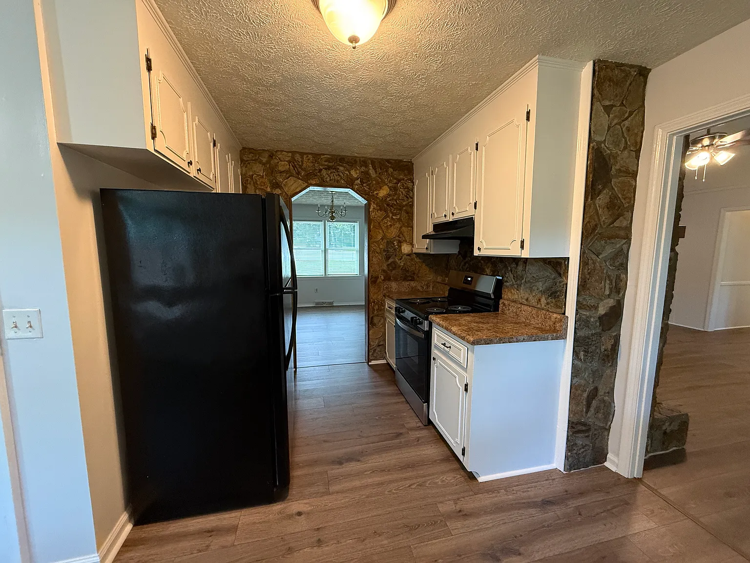 3 bed, 1700 sqft, $1,900 — Photo 3
