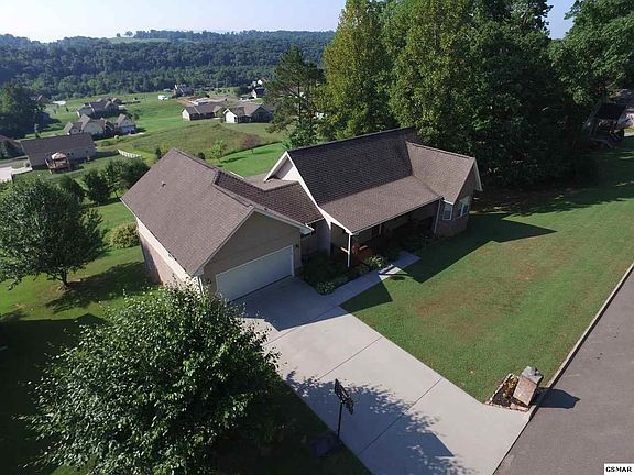 3rd image of 820 Mountain Grove Ln