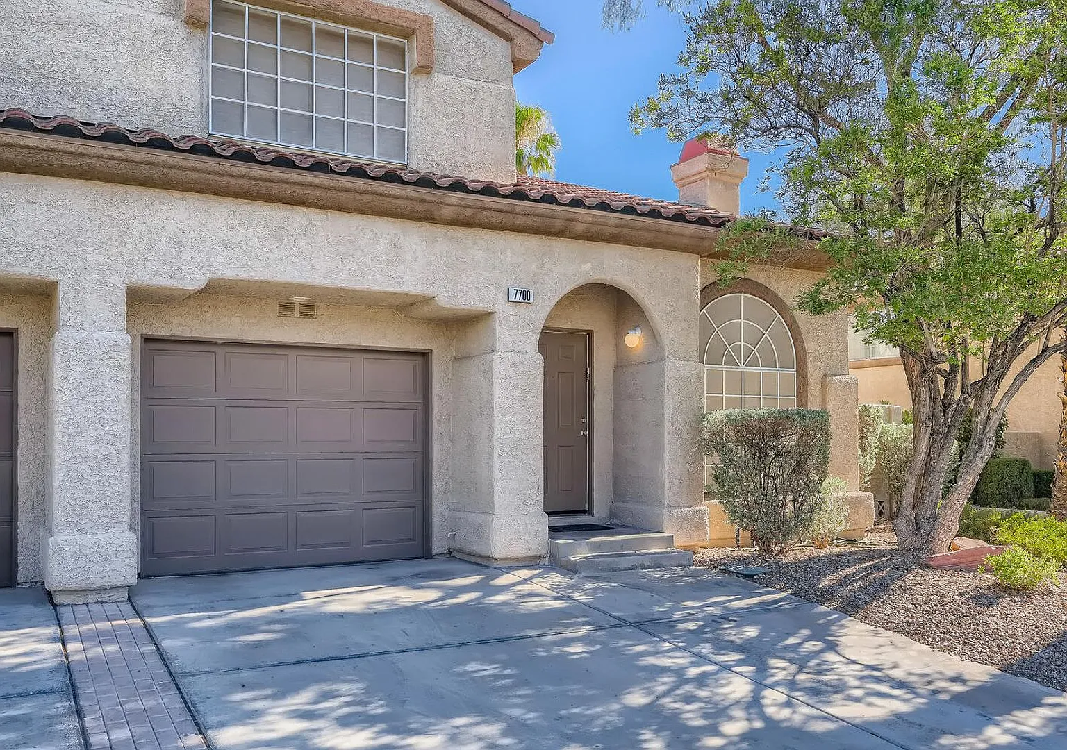 Spacious 2-Bedroom Townhome with Garage & Community Pool — Photo 1