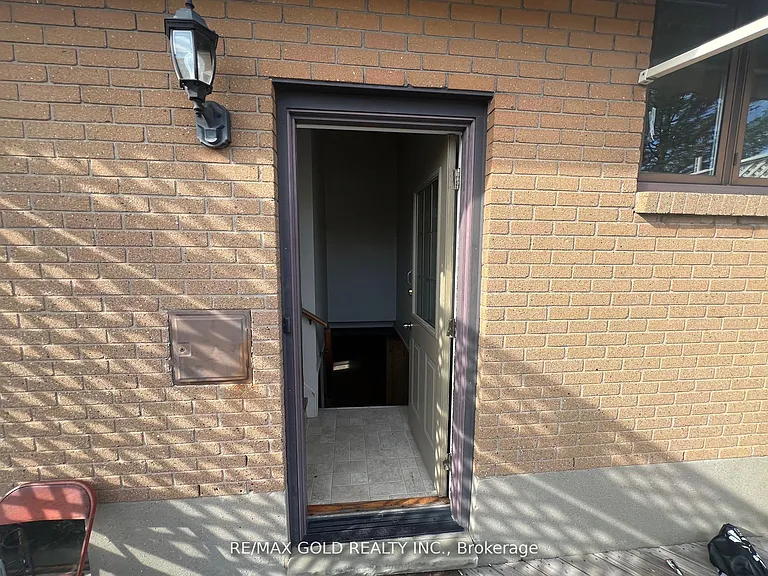 979 Wellington St — Photo 14