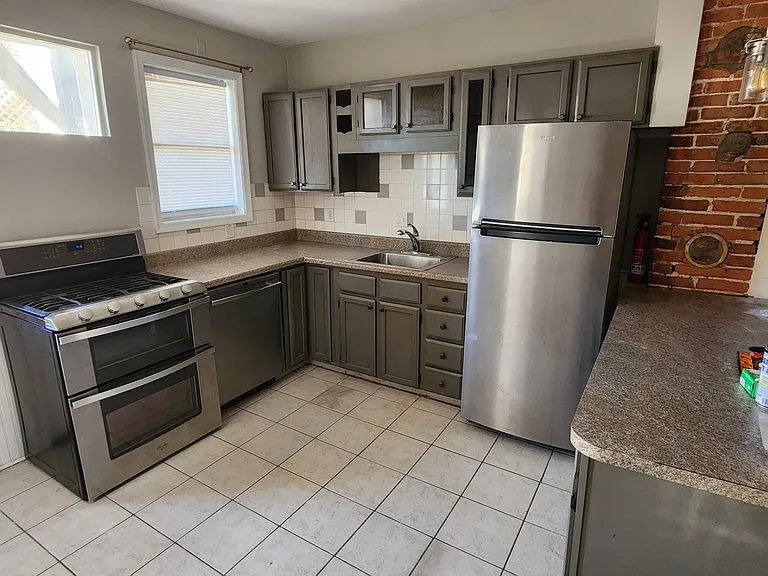 1110 S East Ave — Photo 12