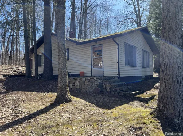 5072 Pine St, Glennie, MI 48737