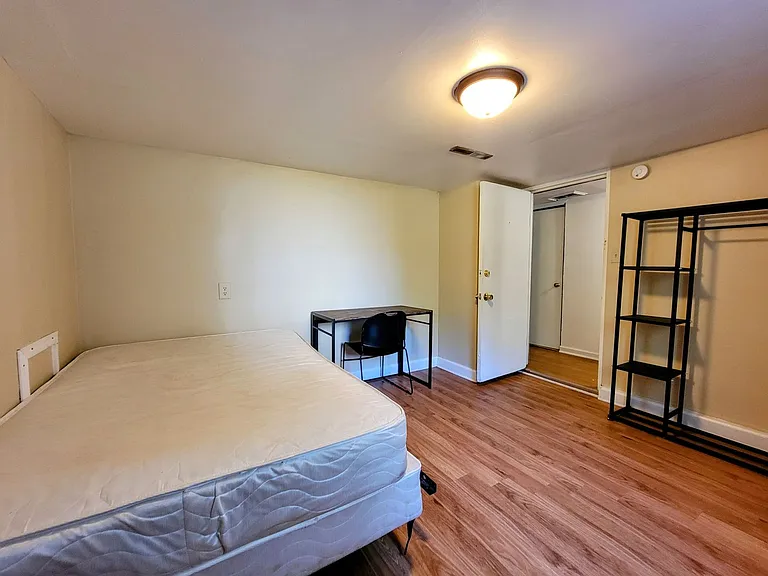 710 W Illinois St — Photo 8