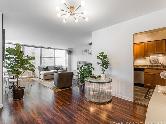 3rd image of 1000 N Lake Shore Dr APT 1404