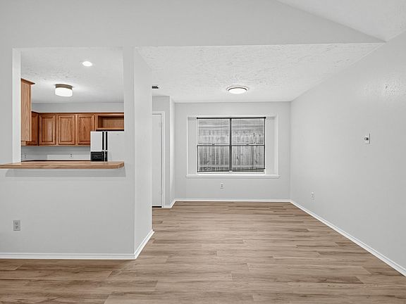 5th image of 2514 Portland Dr