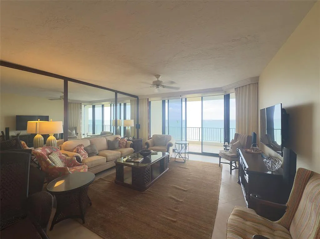 3 bed, 2.5 bath, 2019 sqft, $17,000 — Photo 3