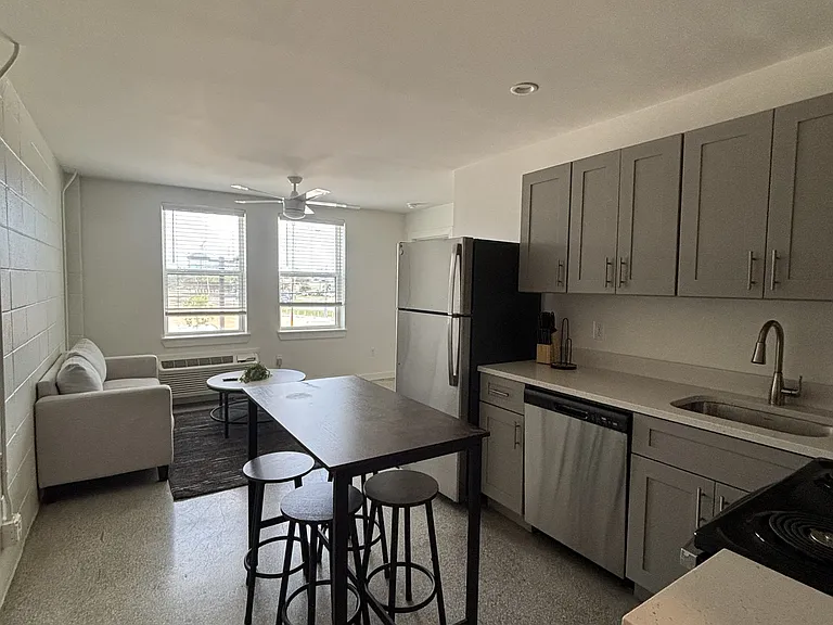 Studio Arms Apartments — Photo 9