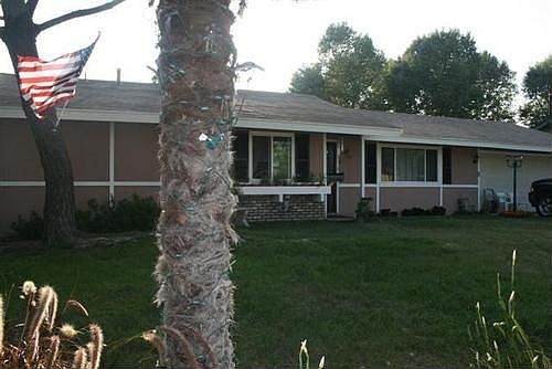 5th image of 815 N Imperial Ave