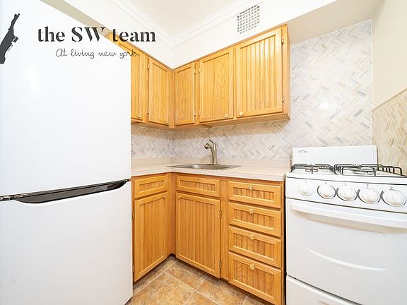 4th image of 882 Amsterdam Ave #1511