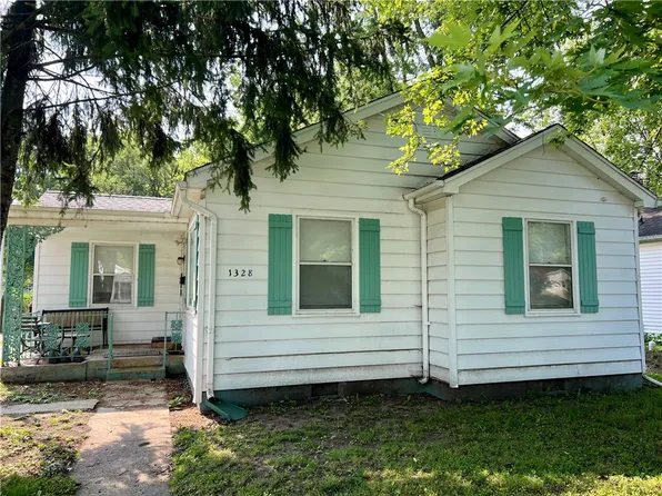 1328 S 6th St, Mattoon, IL 61938