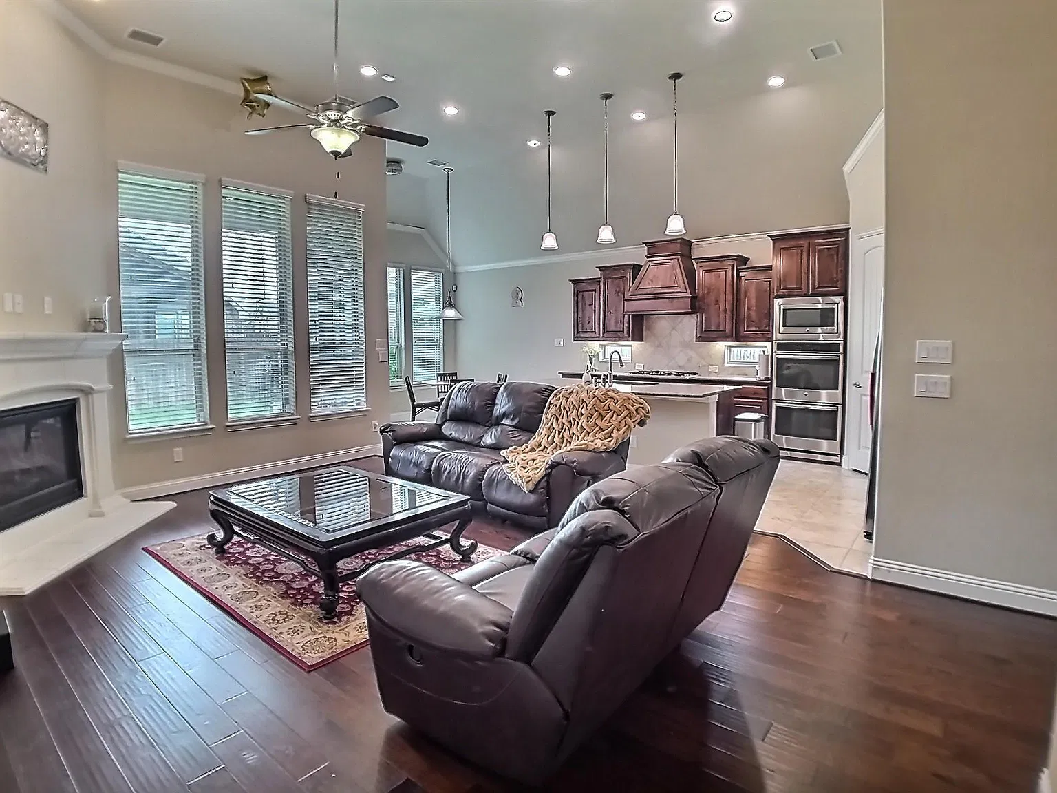 4 bed, 3.5 bath, 3002 sqft, $3,400 — Photo 4