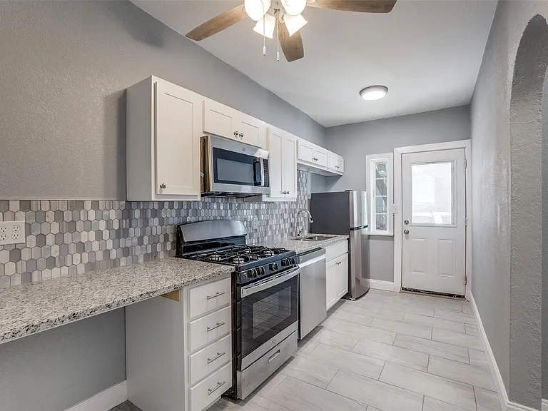 320 W Canty St #2 — Photo 6