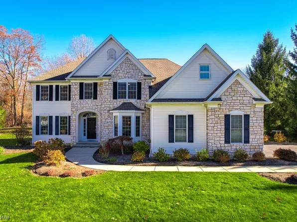 18305 Hearthstone Ln, Chagrin Falls, OH 44023