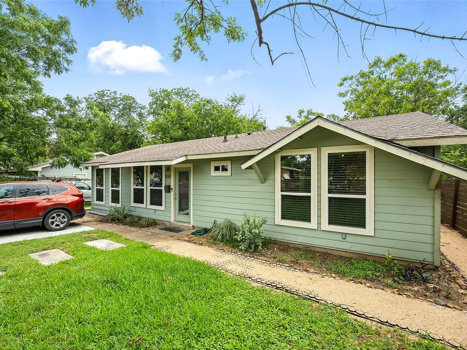 3 bed, 1.0 bath, 1170 sqft, $2,200 — Photo 2