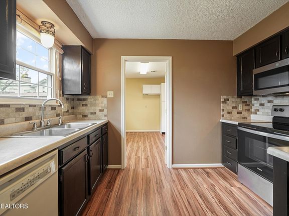 4th image of 1304 Graycreek Ln