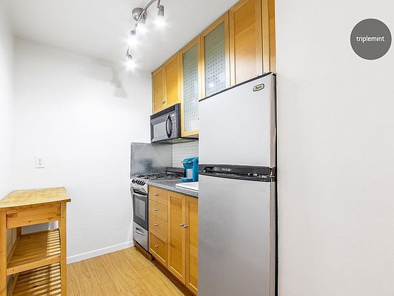 2nd image of 32 W 40th St APT 2J