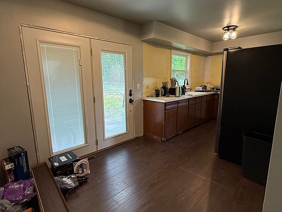 5th image of 214 Auburn St