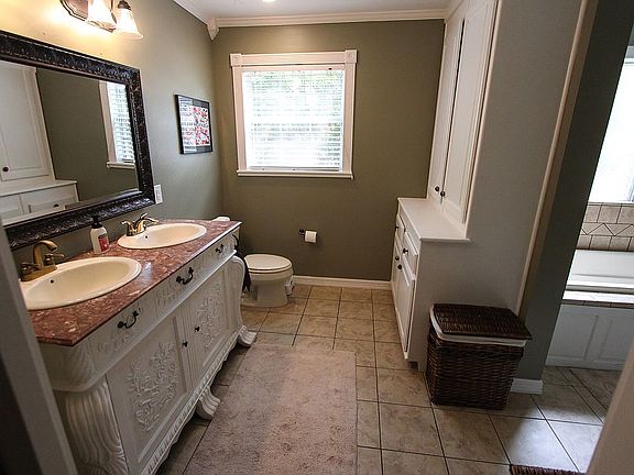 4th image of 2424 Old Oaks Dr