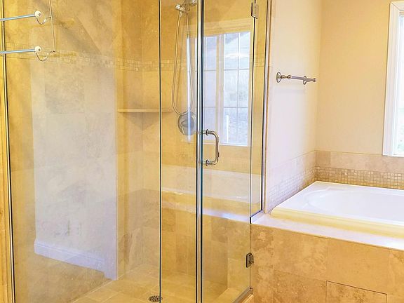 4th image of 808 La Montagne Pl