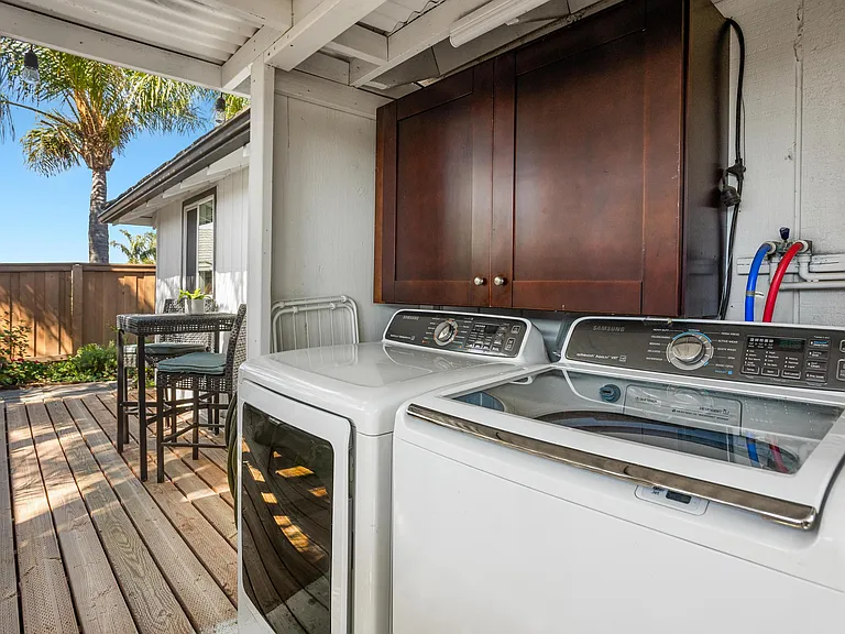 Los Cerritos Ln — Photo 35