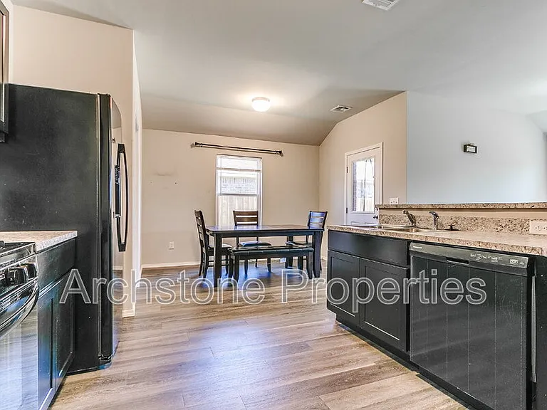 1308 Dustin Dr — Photo 8