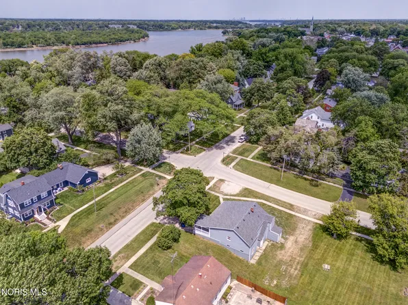 402 W 2nd St, Perrysburg, OH 43551