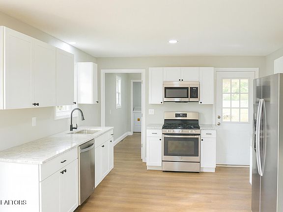 4th image of 104 Chapel Ave