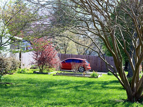 4th image of 1602 Hilldale Dr