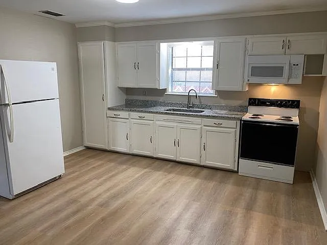 2 bed, $1,300 — Photo 3