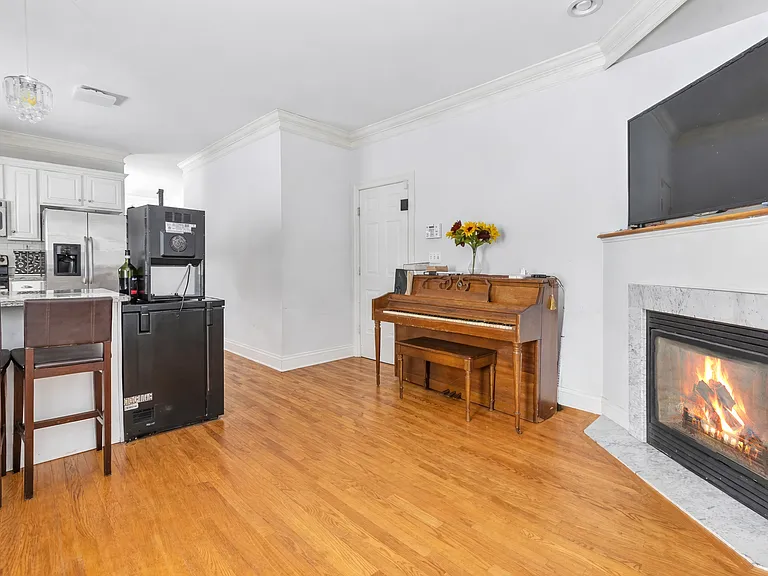 240 Highland Ave — Photo 11