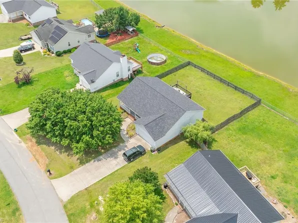 107 Johnia Ct, Thomasville, NC 27360