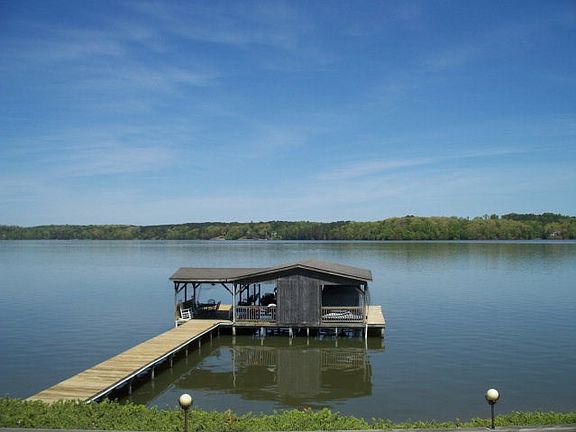 3rd image of 833 Edgewater Dr
