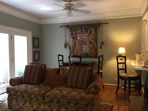 Den
						:
						Separate area for table and kitchen bar