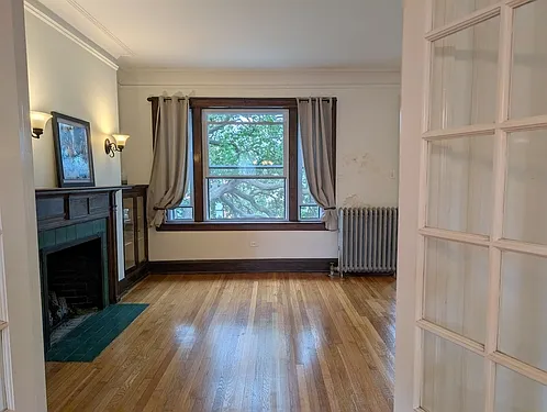 Expansive Vintage 3-Bedroom, 2-Bath Condo | Steps from UChicago & Obama Presidential Center at Hy... — Photo 3