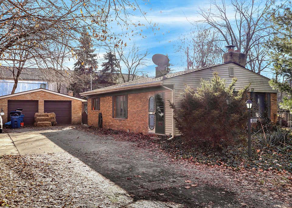 1st image of 1940 Westwood Dr NE