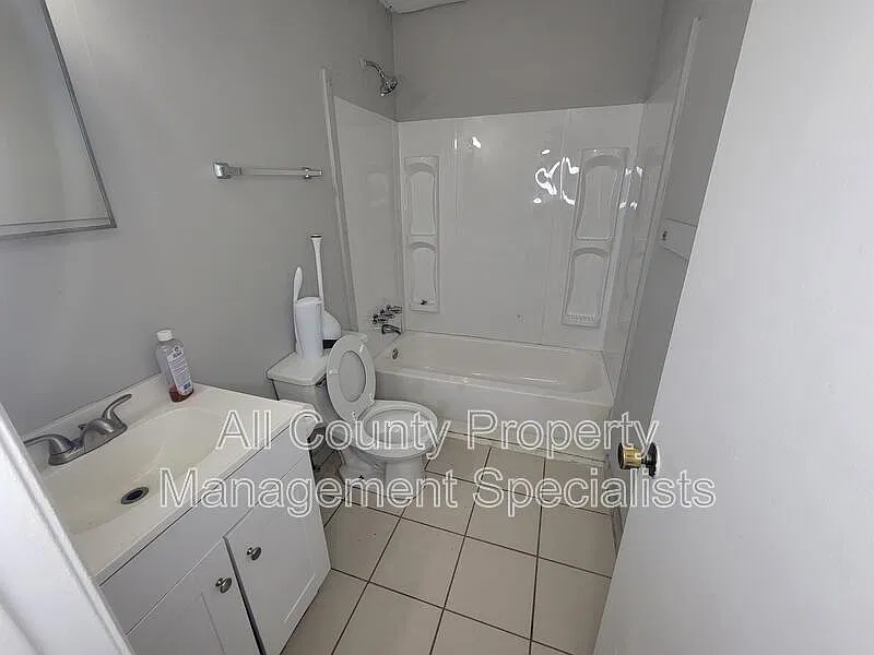 2 bed, 1.0 bath, $850 — Photo 4