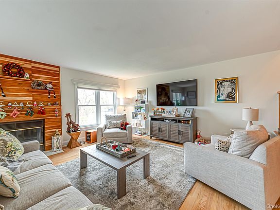3rd image of 404 Mountain Ridge Drive