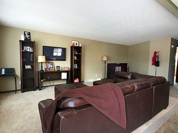3rd image of 1361 Meadowmoor Dr NE