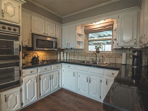 5th image of 2300 Royal Ln