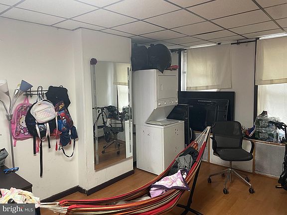 3rd image of 833 Wilder St