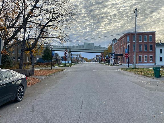 4th image of 418 Main St W