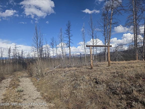 2nd image of 652 Rim Rd
