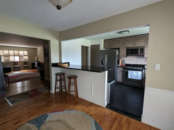 801 W Long Lake Rd APT E-2, Bloomfield Hills, MI 48302