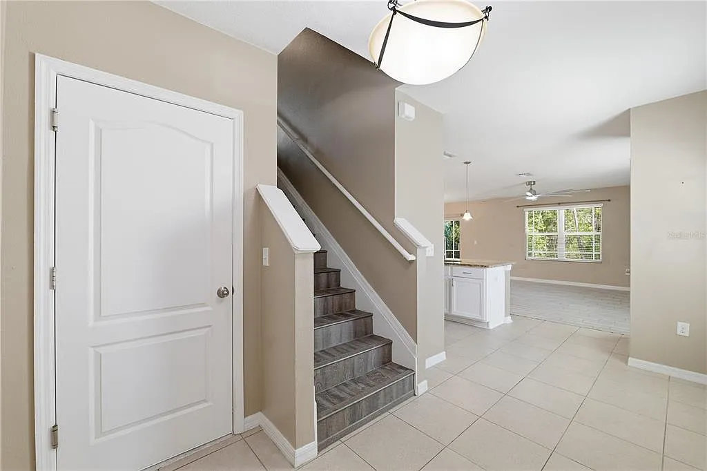 4 bed, 2.5 bath, 2303 sqft, $2,400 — Photo 3