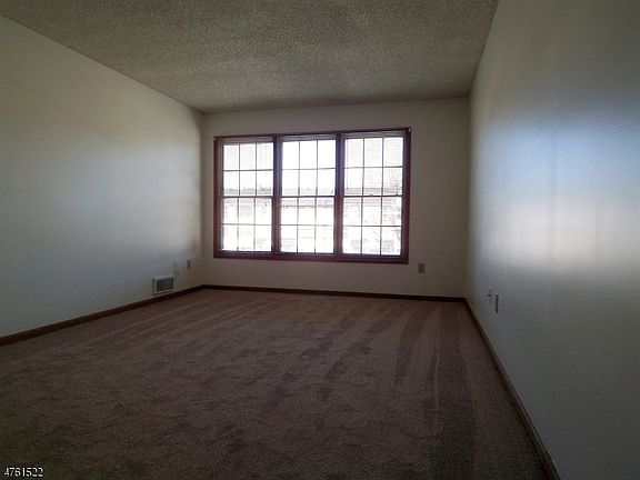 5th image of 39 Burlington Ct #1920