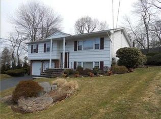 18 Rock Dr, Valley Cottage, NY