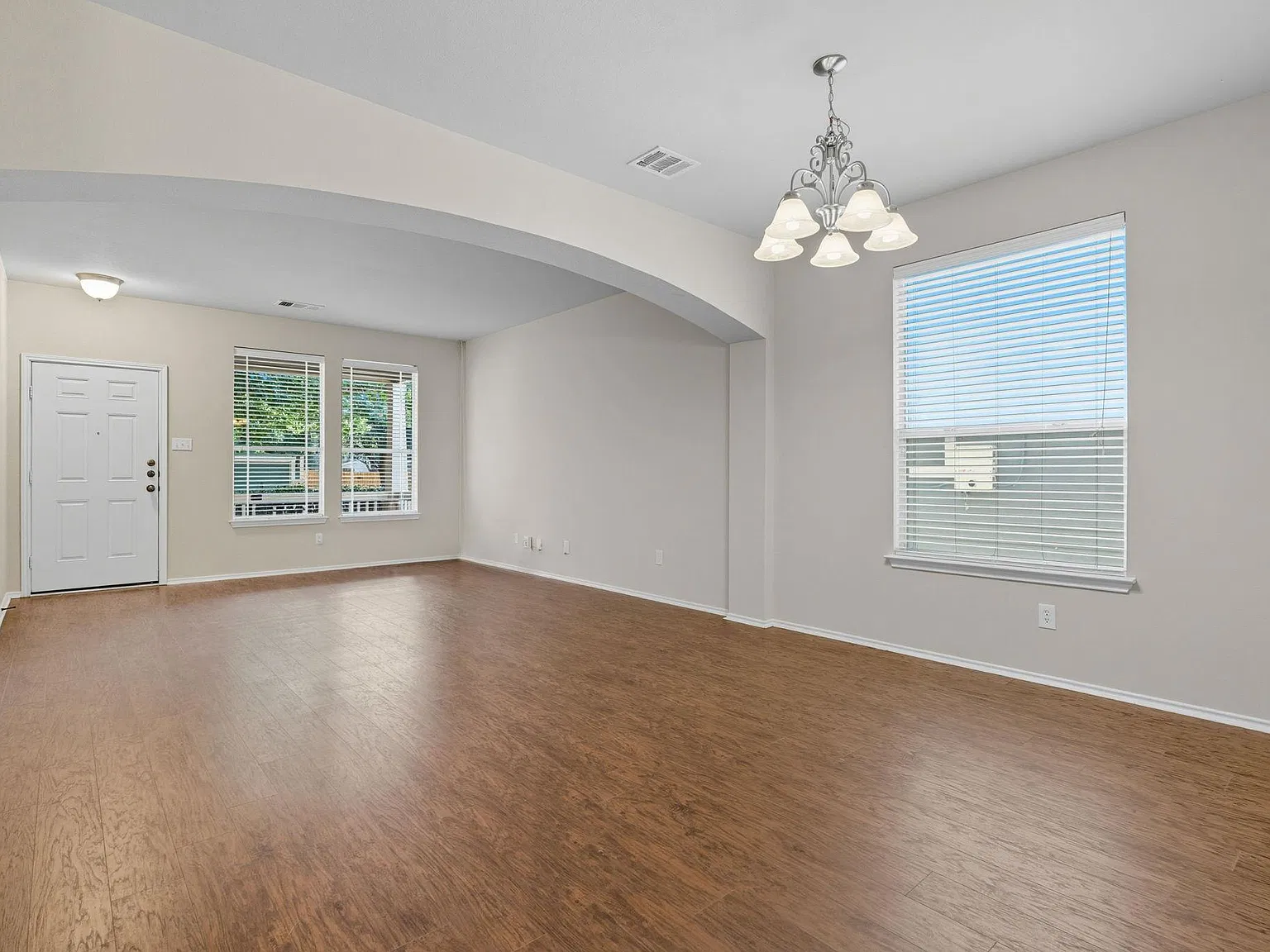 4 bed, 2.5 bath, 2166 sqft, $2,600 — Photo 3