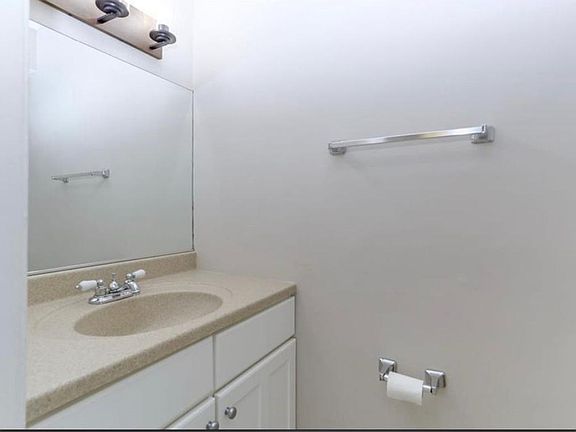 5th image of 709 Tilden Pl