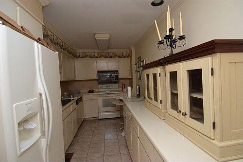 5th image of 1657 Country Club Dr APT 5