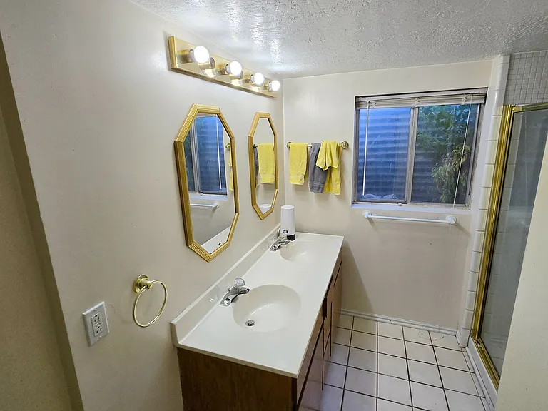 Basement, full bathroom
